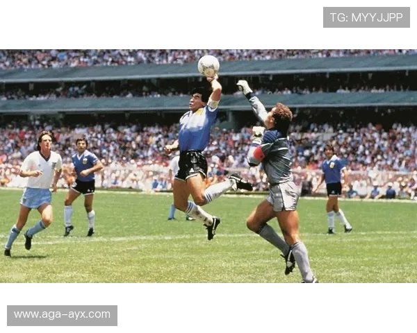 世界杯回顾：马拉多纳上帝之手经典瞬间再掀争议热议不断