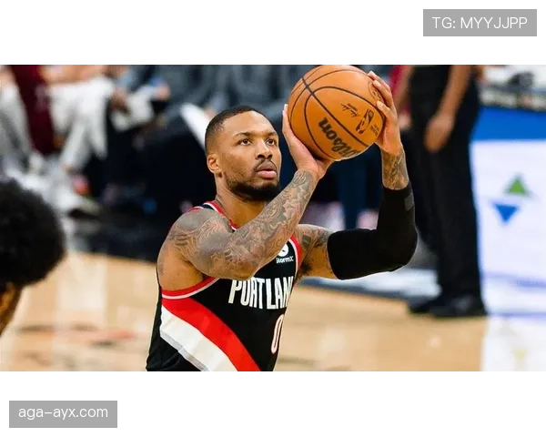 利拉德休赛期天天喝蛋白粉当水，结果夏天晒个照全网问是不是偷偷练了两年？